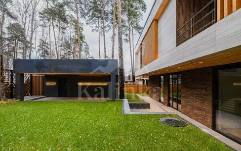 3-этажный коттедж 1 100 м² без отделки