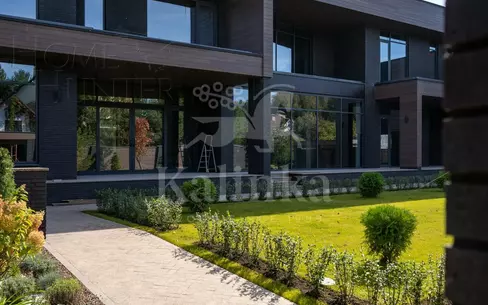 2-этажный коттедж 1 300 м² без отделки