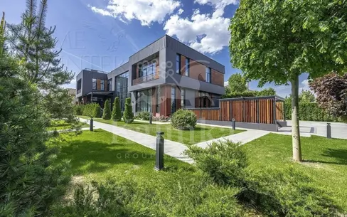 3-этажный коттедж 1 206 м² с отделкой