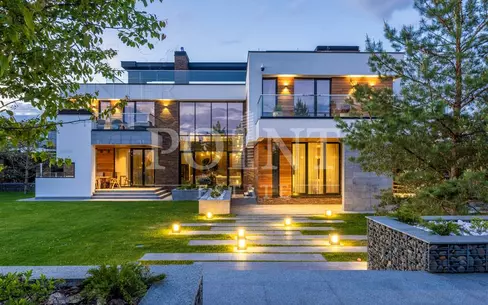 3-этажный коттедж 550 м² с отделкой