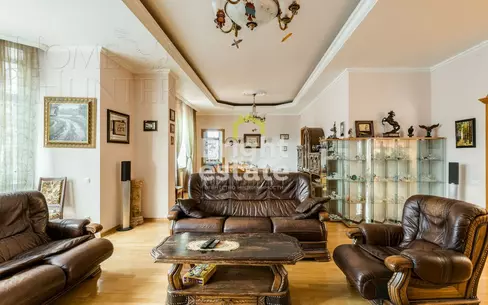 3-этажный коттедж 1 040 м² с отделкой