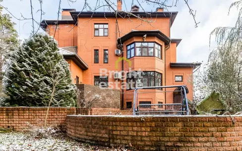 3-этажный коттедж 1 040 м² с отделкой