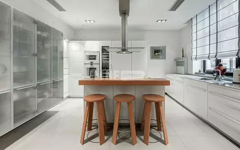 4-КОМН. КВАРТИРА С ОТДЕЛКОЙ 210.3 М² НА 3 ЭТАЖЕ