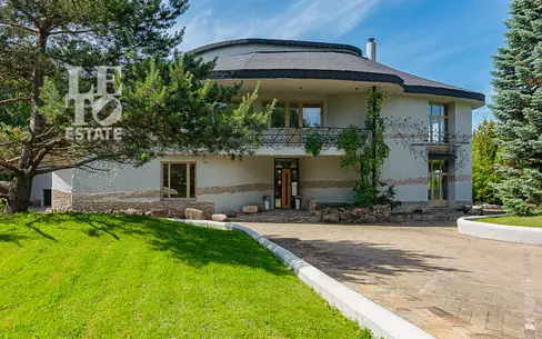 3-этажный коттедж 1 241 м² с отделкой