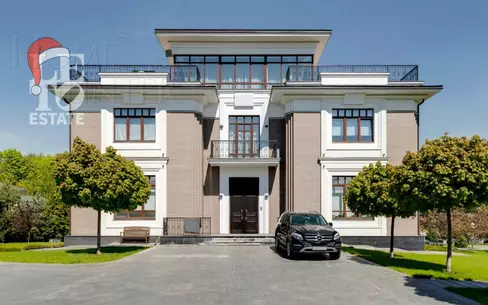 3-этажный коттедж 1 185 м² с отделкой