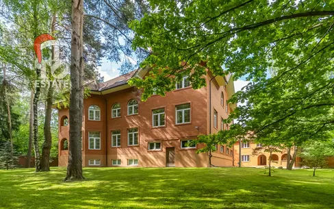 3-этажный коттедж 1 319 м² с отделкой