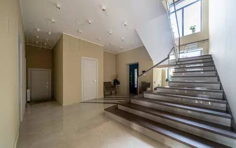 2-этажный коттедж 1 100 м² с отделкой