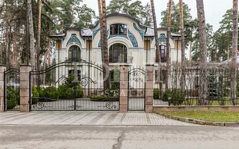 2-этажный коттедж 2 100 м² с отделкой