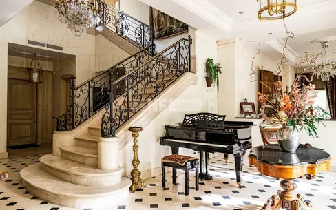 2-этажный коттедж 1 300 м² с отделкой