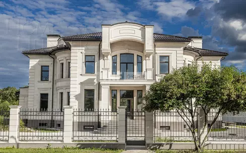 2-этажный коттедж 1 800 м² без отделки