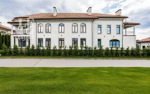 2-этажный коттедж 1 300 м² без отделки