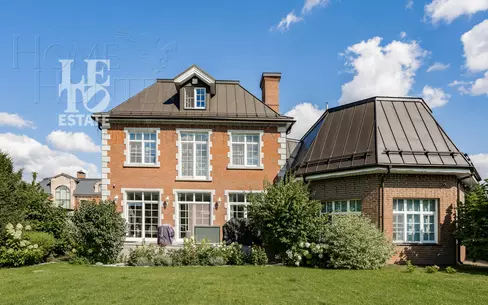 3-этажный коттедж 550 м² с отделкой