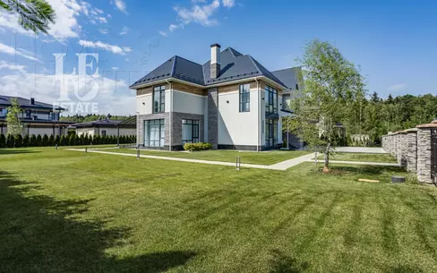 3-этажный коттедж 600 м² с отделкой