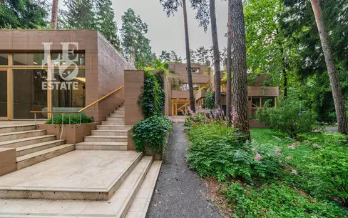 2-этажный коттедж 1 330 м² с отделкой