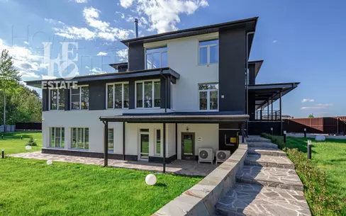 3-этажный коттедж 422 м² с отделкой