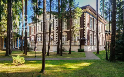 2-этажный коттедж 1 556 м² с отделкой