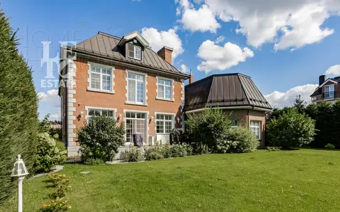 3-этажный коттедж 550 м² с отделкой