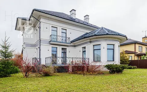 3-этажный коттедж 350 м² с отделкой