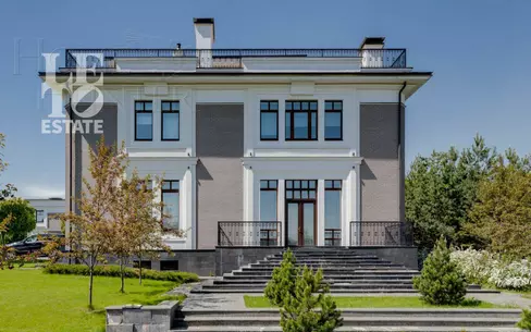 3-этажный коттедж 1 185 м² с отделкой