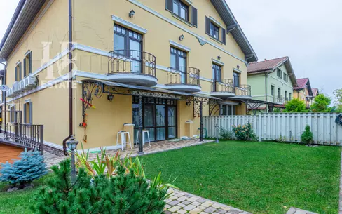 2-этажный таунхаус 251.7 м² с отделкой