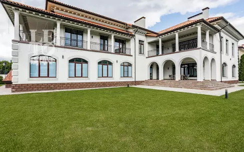 2-этажный коттедж 1 300 м² без отделки