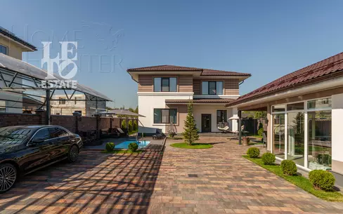 2-этажный коттедж 244 м² с отделкой