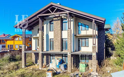 3-этажный коттедж 690 м² без отделки