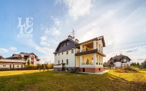 3-этажный коттедж 330 м² с отделкой