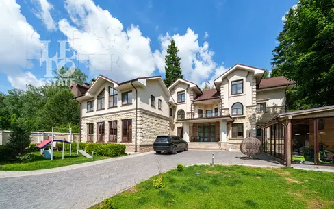 3-этажный коттедж 640 м² с отделкой