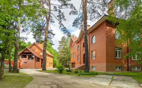 3-этажный коттедж 1 319 м² с отделкой