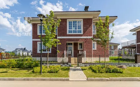 2-этажный коттедж 245.3 м² с отделкой