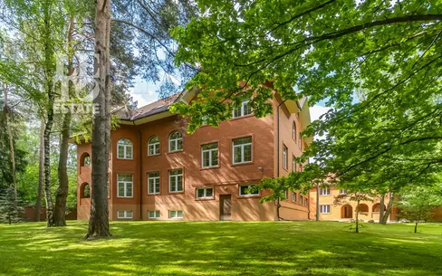 3-этажный коттедж 1 319 м² с отделкой