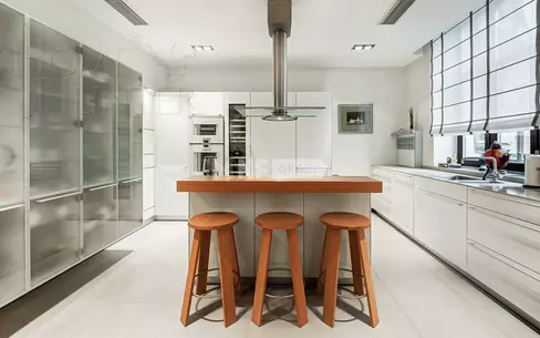 4-КОМН. КВАРТИРА С ОТДЕЛКОЙ 210.3 М² НА 3 ЭТАЖЕ