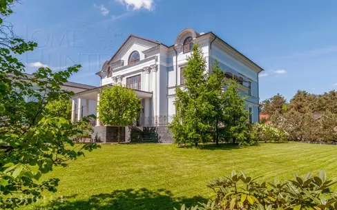 3-этажный коттедж 1 800 м² с отделкой