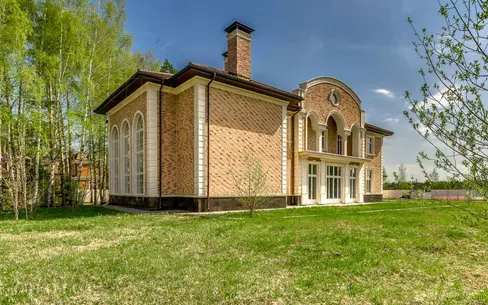 2-этажный коттедж 1 100 м² без отделки