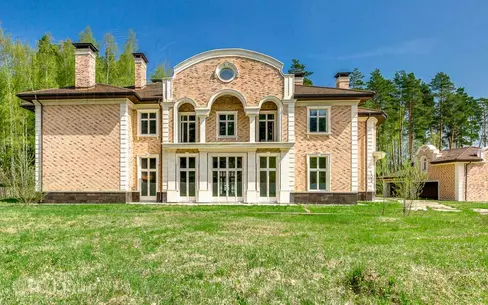 2-этажный коттедж 1 100 м² без отделки