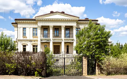 2-этажный коттедж 1 320 м² без отделки