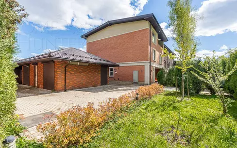 3-этажный таунхаус 600 м² с отделкой