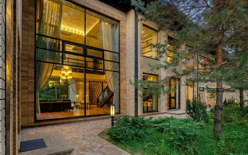 3-этажный коттедж 2 400 м² с отделкой