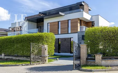 3-этажный коттедж 550 м² с отделкой