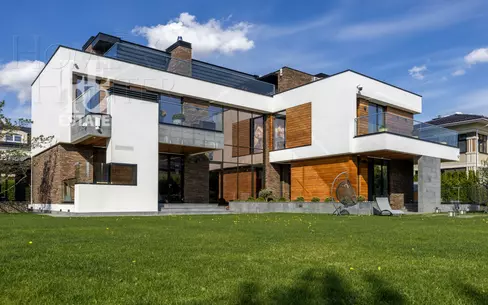 3-этажный коттедж 550 м² с отделкой