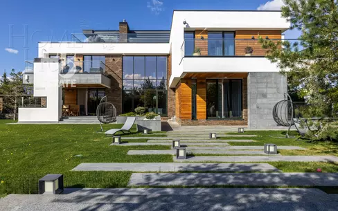 3-этажный коттедж 550 м² с отделкой