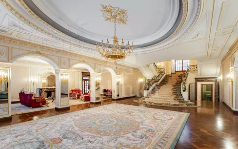 3-этажный коттедж 3 100 м² с отделкой