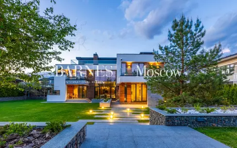 3-этажный коттедж 550 м² с отделкой