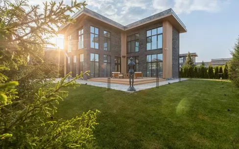 2-этажный коттедж 250 м² с отделкой