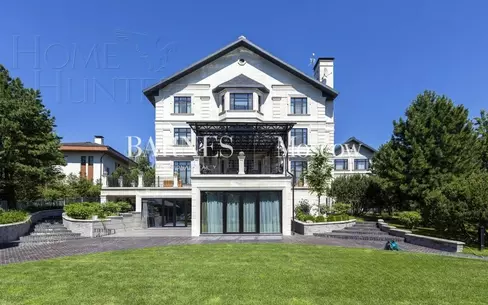 3-этажный коттедж 1 100 м² с отделкой