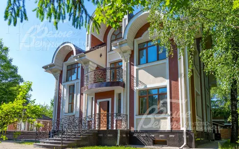 3-этажный коттедж 680 м² с отделкой