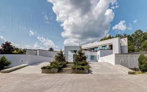 2-этажный коттедж 2 400 м² с отделкой