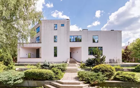 2-этажный коттедж 2 400 м² с отделкой