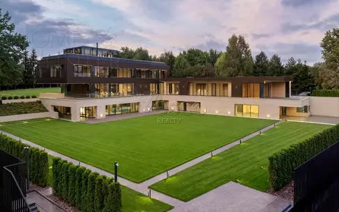 3-этажный коттедж 2 150 м² с отделкой